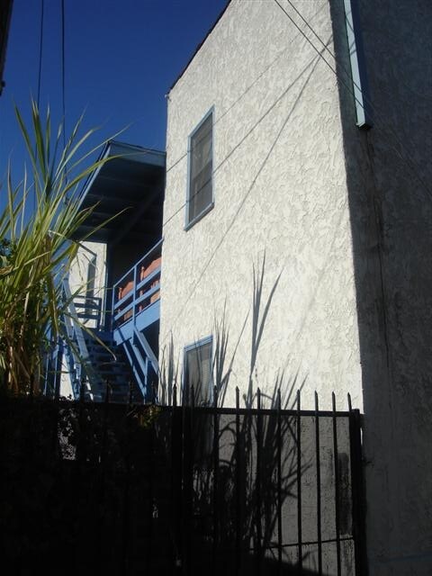 Building Photo - 1600 E 10th St