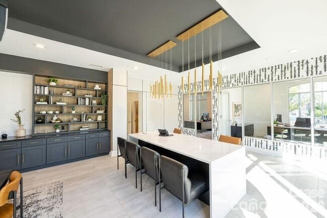 Foto del edificio - 425 W Trade St