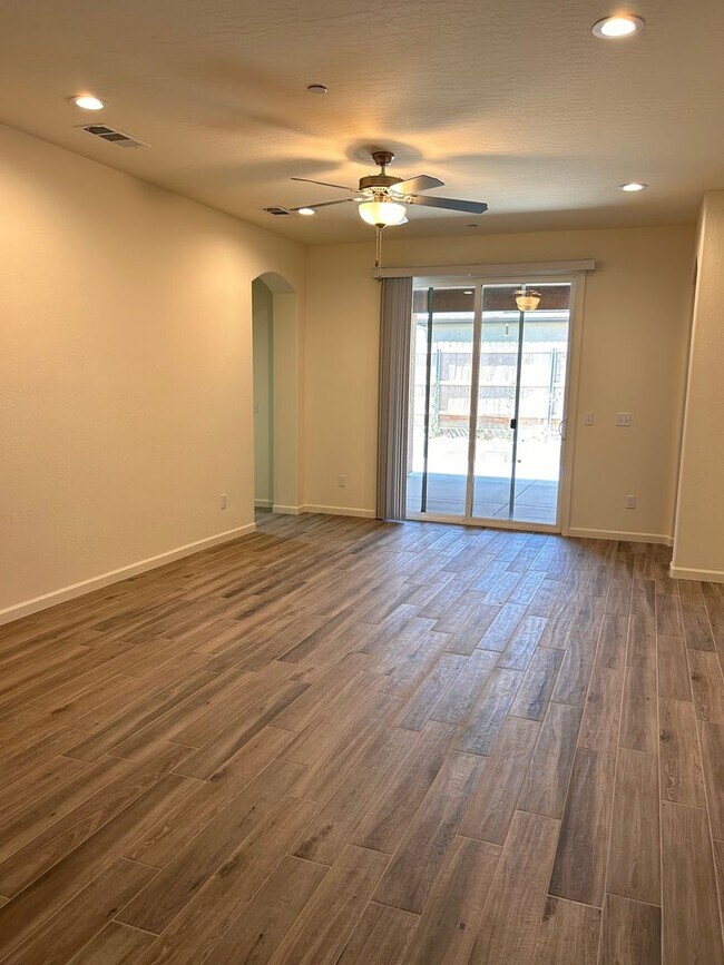 Foto del edificio - Beautiful home for rent in gated community in Visalia