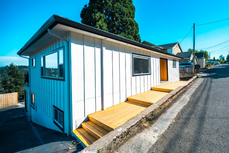 Primary Photo - 4685 Riverview Ave