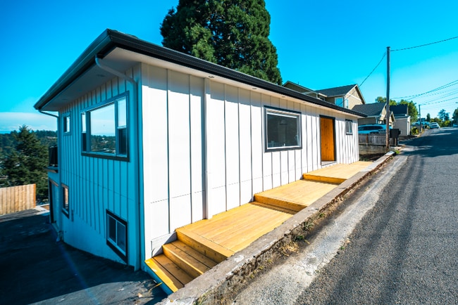 Building Photo - 4685 Riverview Ave
