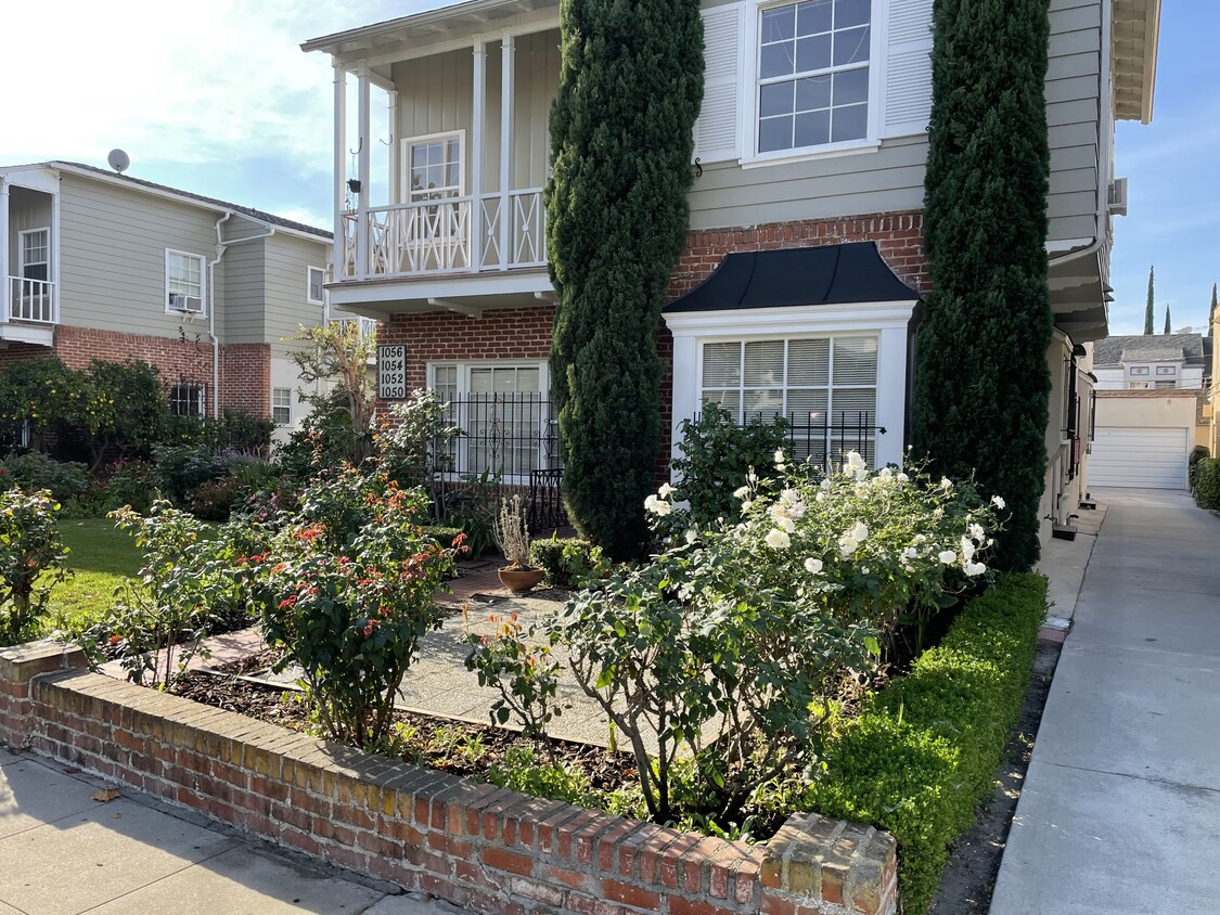 1056 es una unidad frontal con patio y patio - 1056 Masselin Ave