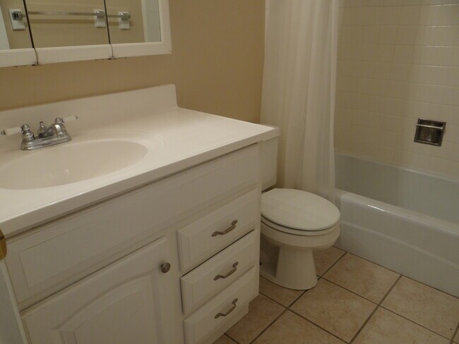 Foto del edificio - Charming Condo in Meadowbrook Village w 1 ...