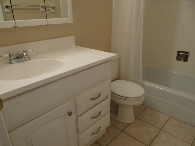 Building Photo - Charming Condo in Meadowbrook Village w 1 ...