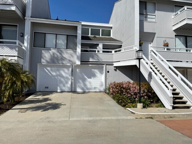 Building Photo - Completely Remodeled 2 Level Condo in Newp...