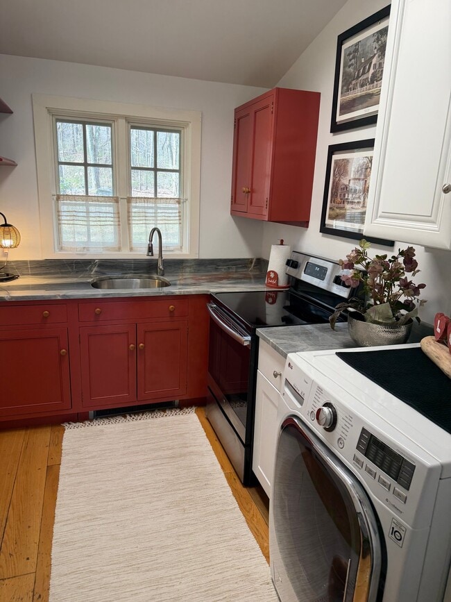 Building Photo - 300 Chestnut Hill Rd