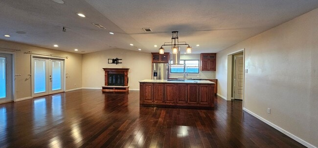 Building Photo - Beautiful 4 Bed/2 Bath Family Home