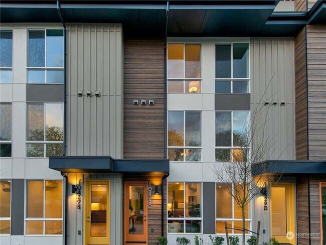 Building Photo - 2BR Townhome | Rooftop Balcony | AC | Crow...