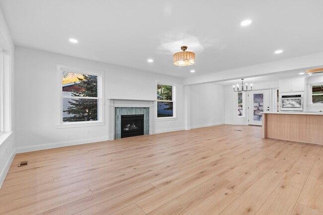 Building Photo - Spacious 5-Bedroom Home in Sandy, UT – Gre...