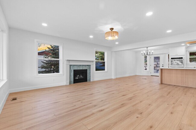 Foto del edificio - Spacious 5-Bedroom Home in Sandy, UT – Gre...