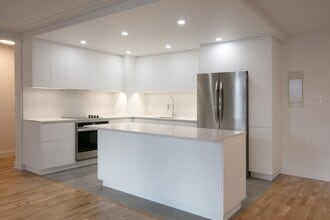 Building Photo - 4800 Maisonneuve Blvd W