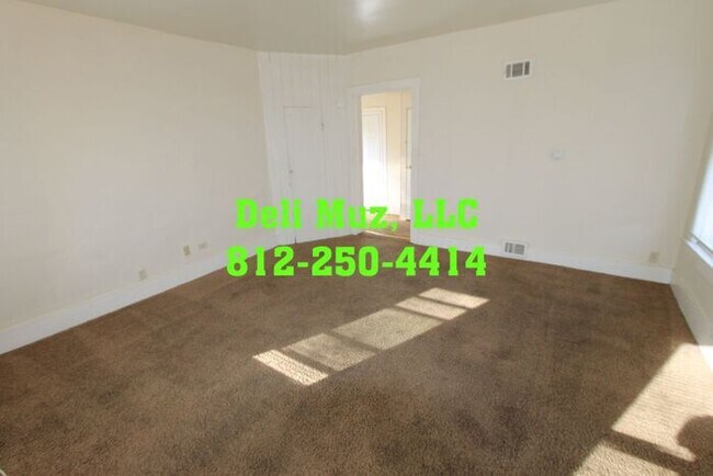 Foto del edificio - One Bed, One Bath Upstairs in a Duplex