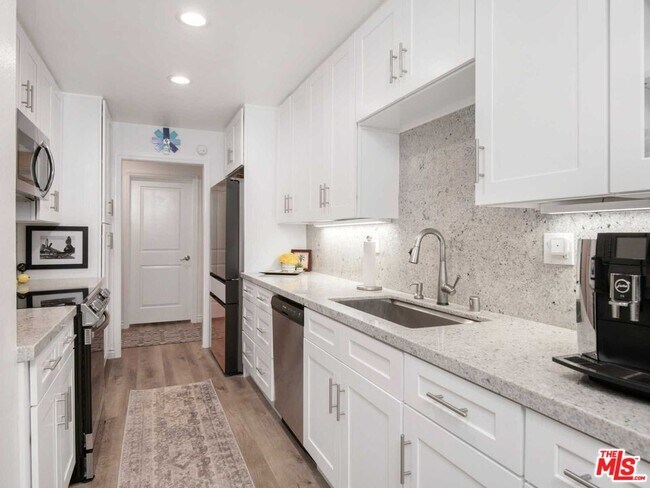 Building Photo - 424 N Palm Dr