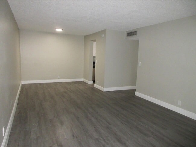 Foto del edificio - 4280 Woodside Dr