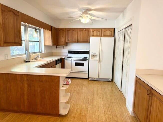 Building Photo - Beach Home Available Now in Redington Beach!