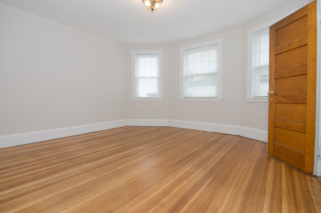 Building Photo - HOT ALLSTON LISTING!!!!