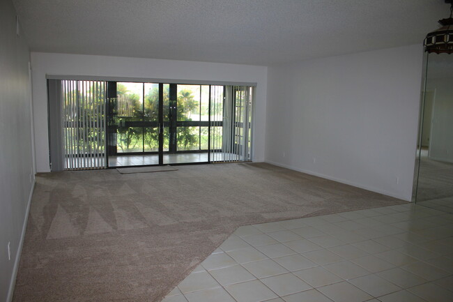 Foto del edificio - 5673 Fairway Park Dr