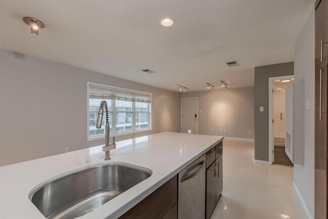 Building Photo - 2450 Ashdale Dr