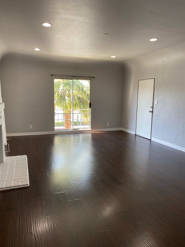 Living Rm/Dining Combo - 907 E Chevy Chase Dr