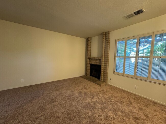 Foto del edificio - 2 bedrooms, both w/attached baths, laundry...