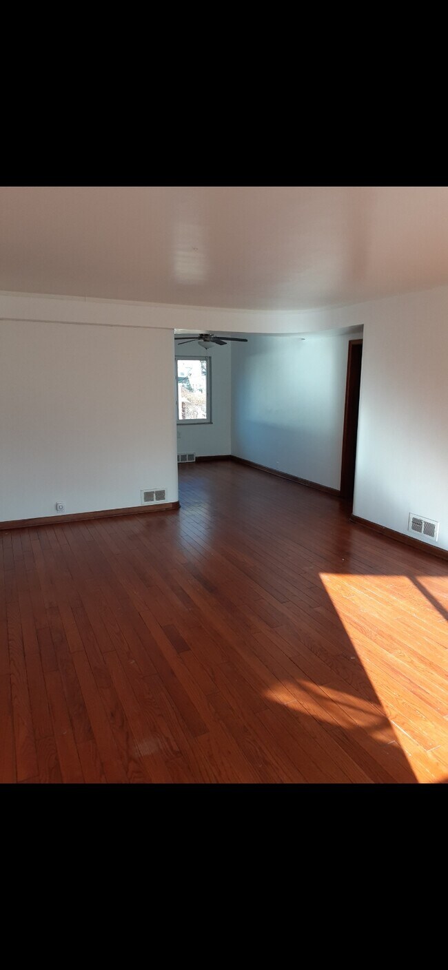 Building Photo - 2216 Kenwood Blvd
