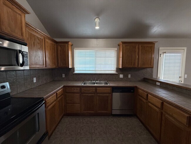 Foto del edificio - 4 BED! Cozy Home on Large CORNER Lot!