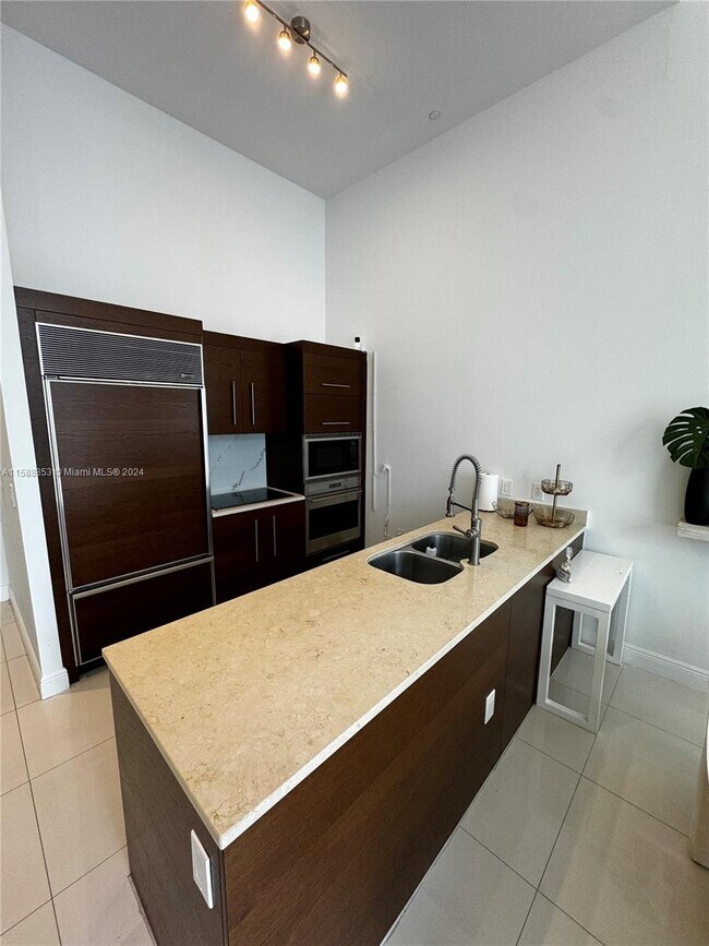 Foto del edificio - 475 Brickell Ave