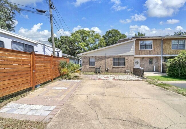 Foto del edificio - 321 Woodham Ct