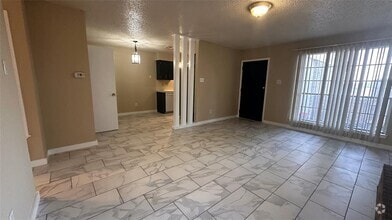 Building Photo - 4003 Stonebridge Dr