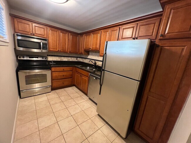 Building Photo - 2 Bed 1 Bath condo in gated community!