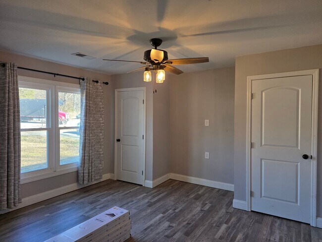 Foto del edificio - Fully Renovated 3 Bedroom Home Near Harrison Bay – Covered Deck & Fenced Yard