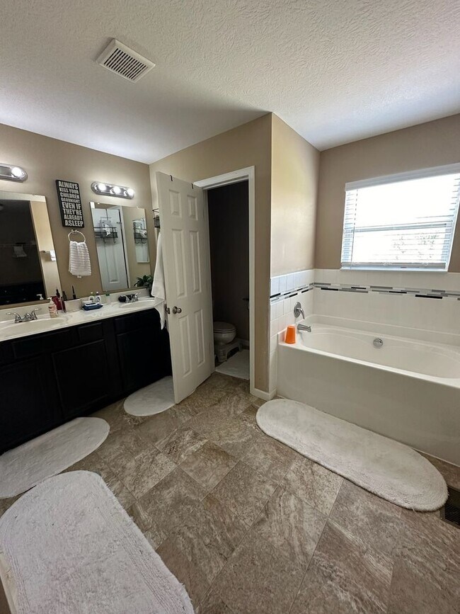 Building Photo - Spacious 5BR House in Commercial Point