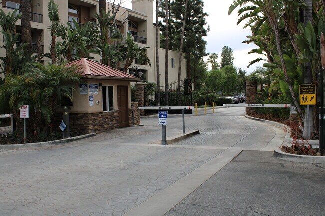 Foto del edificio - 21520 Burbank Blvd