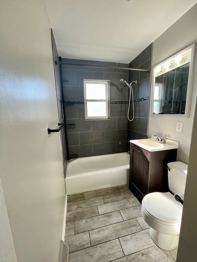 Building Photo - Adorable 3 bedroom townhome!