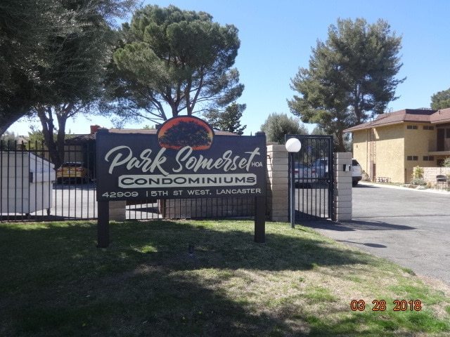 Building Photo - Cute & Clean Upper Level Park Somerset Condo