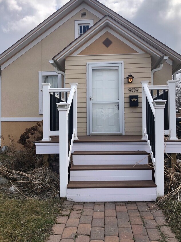 Foto principal - Beautiful 2 bedroom 2 bath stand- alone home