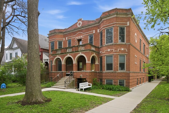 Photo - 2555 W Logan Blvd (Chicago, IL) Apartment