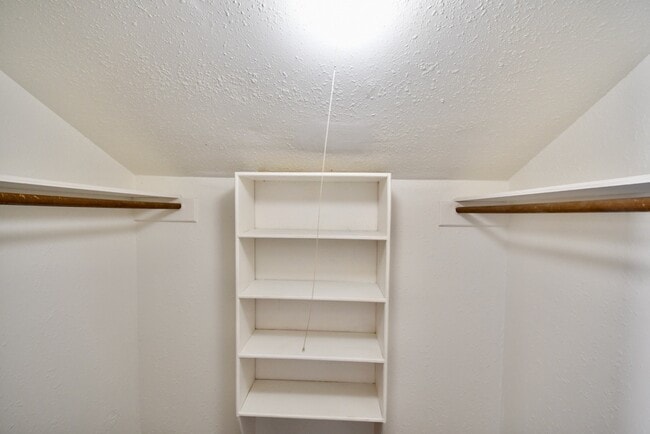 Building Photo - 4404 Basswood Ln
