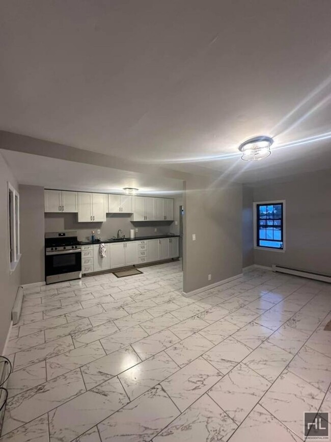 Building Photo - Sun-Filled, Great Location, Low Price! 3 b...