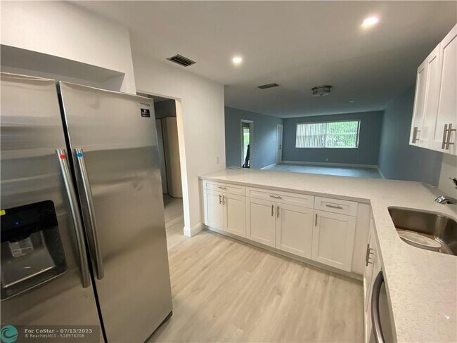 Building Photo - 6890 Royal Palm Blvd