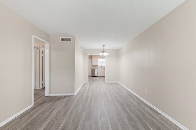 Building Photo - 233 W Tri Oaks Ln