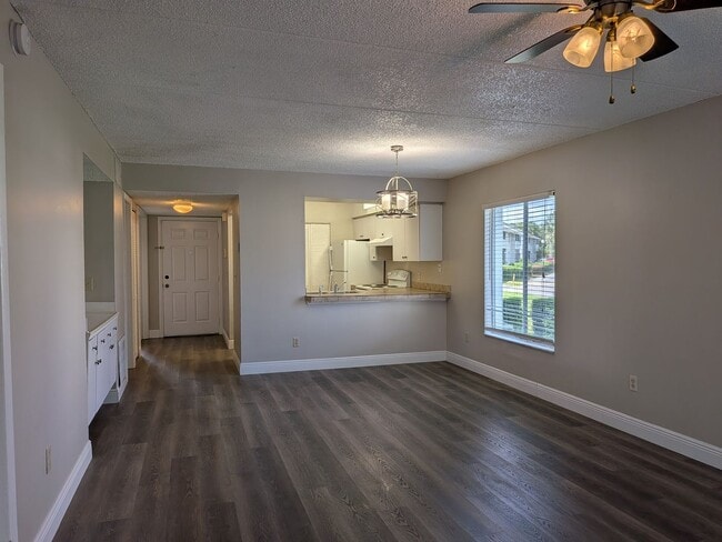 Building Photo - First Floor 2/2 Condo at Pine Shadows in O...