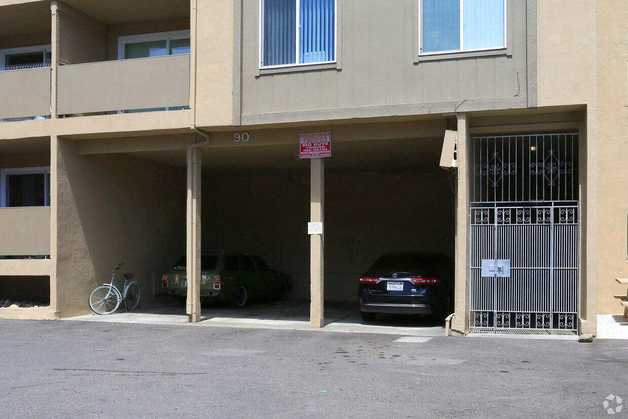 Entrada - 90 Kent Ct