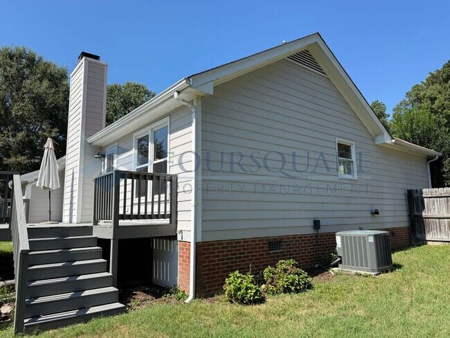 Foto del edificio - Charming Ranch Home with Large Deck, & Fenced Yard in Raleigh, NC