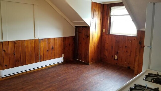 Building Photo - 12 Kossuth St