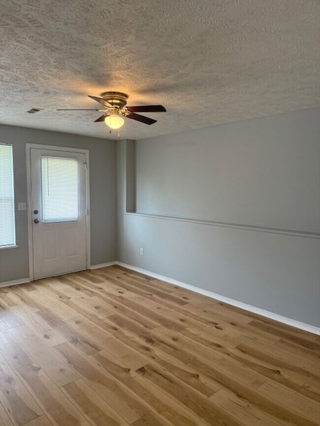 Building Photo - Remodeled Duplex in Ozark!
