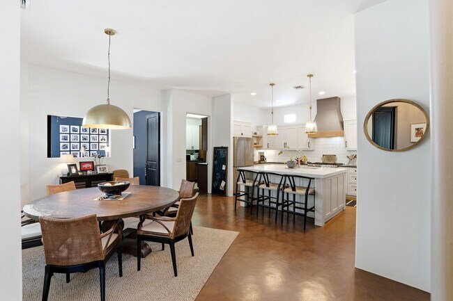 Building Photo - 42 Calle Maria Elena