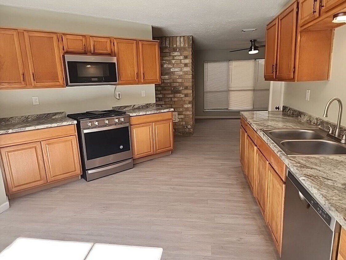 Primary Photo - 2207 Kingston Ct**Ask about our NO SECURIT...