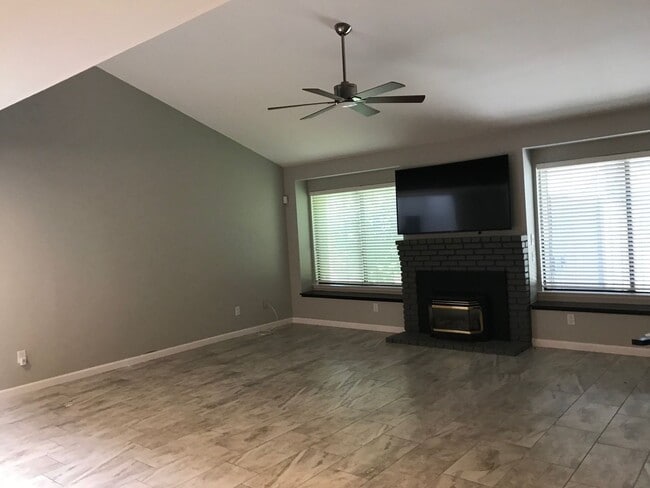 Building Photo - Spacious and Ready to Enjoy in Green Brier! A gated community.