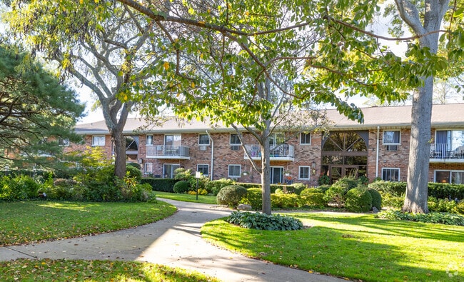Building Photo - Toms Point Coop